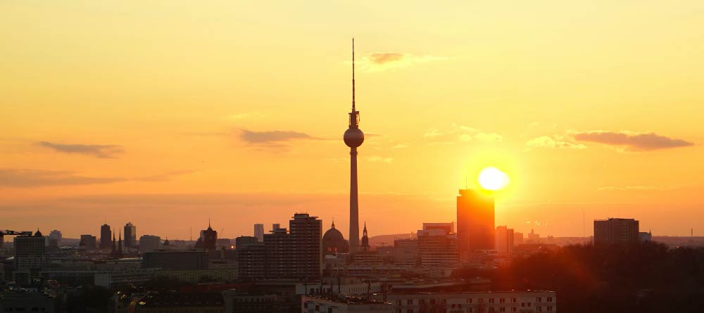 Wake up to the sunrise. Up on Berlin's rooftops like @lara_ira. 🌇🌞 Good  morning, Sunday! #Berlin #sunrise #sunday #PICARD Product: 4704 BERLIN  creme #picard…